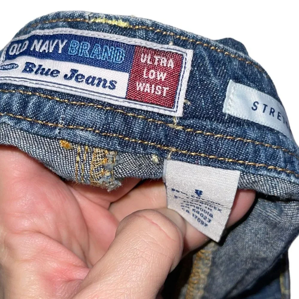 Old Navy features 	•